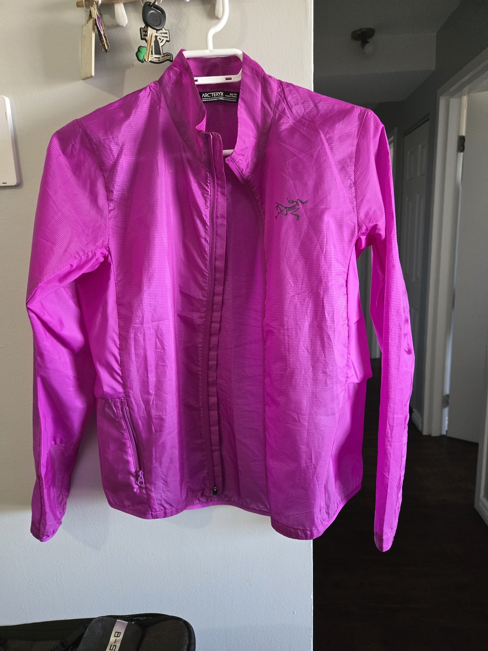 Arc'teryx NWOT Women’s Bright Magenta Lightweight Utility Jacket For Running